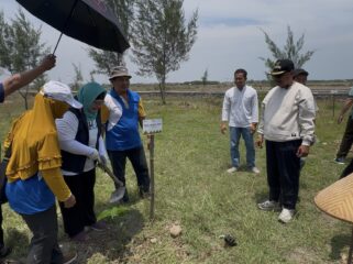 Perum LKBN Antara bersama Wakil Ketua Komisi VII DPR RI Evita Nursanty menanam 500 bibit pohon buah dan peneduh di Desa Sendangasri, Lasem, Rembang, Jawa Tengah, Sabtu (4/10/2025). (Foto: rembangsepekan.com)