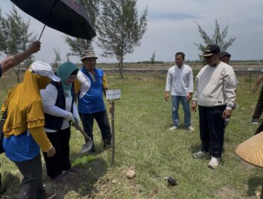 Perum LKBN Antara bersama Wakil Ketua Komisi VII DPR RI Evita Nursanty menanam 500 bibit pohon buah dan peneduh di Desa Sendangasri, Lasem, Rembang, Jawa Tengah, Sabtu (4/10/2025). (Foto: rembangsepekan.com)