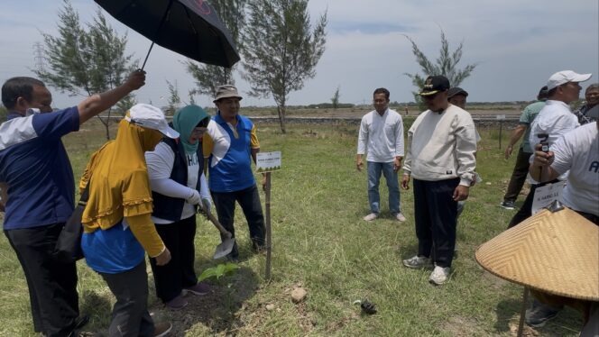 
					Perum LKBN Antara bersama Wakil Ketua Komisi VII DPR RI Evita Nursanty menanam 500 bibit pohon buah dan peneduh di Desa Sendangasri, Lasem, Rembang, Jawa Tengah, Sabtu (4/10/2025). (Foto: rembangsepekan.com)