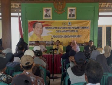 Anggota MPR RI Firman Soebagyo turun langsung menyerap aspirasi masyarakat di Desa Sumber, Kecamatan Sumber, Kabupaten Rembang, Rabu (8/10/2025). (Foto: rembangsepekan.com)
