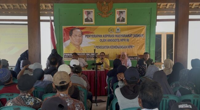 Anggota MPR RI Firman Soebagyo turun langsung menyerap aspirasi masyarakat di Desa Sumber, Kecamatan Sumber, Kabupaten Rembang, Rabu (8/10/2025). (Foto: rembangsepekan.com)