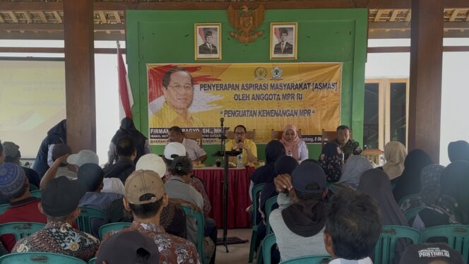 
					Anggota MPR RI Firman Soebagyo turun langsung menyerap aspirasi masyarakat di Desa Sumber, Kecamatan Sumber, Kabupaten Rembang, Rabu (8/10/2025). (Foto: rembangsepekan.com)