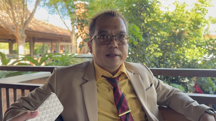Abdul Munim kuasa hukum korban saat memberikan keterangan pers, Senin (13/10/2025). (Foto: rembangsepekan.com)