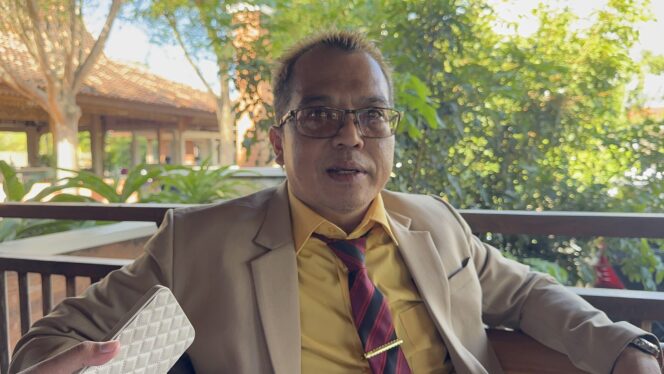 
					Abdul Munim kuasa hukum korban saat memberikan keterangan pers, Senin (13/10/2025). (Foto: rembangsepekan.com)