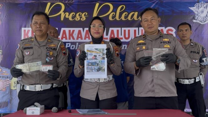 
					Satlantas Polres Rembang ungkap kasus tabrak lari laka lantas di Pantura Lasem, Kamis (16/10/2025). (Foto: rembangsepekan.com)