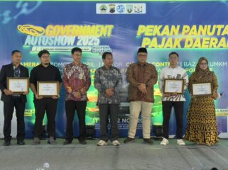 Bupati Rembang Harno menyerahkan penghargaan kepada wajib pajak teladan dalam kegiatan Pekan Panutan Pajak 2025 di Komplek Museum RA Kartini Rembang, Jumat (31/10/2025). (Foto: rembangsepekan.com)