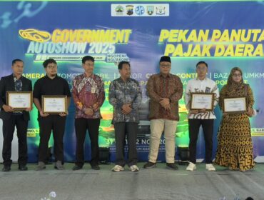 Bupati Rembang Harno menyerahkan penghargaan kepada wajib pajak teladan dalam kegiatan Pekan Panutan Pajak 2025 di Komplek Museum RA Kartini Rembang, Jumat (31/10/2025). (Foto: rembangsepekan.com)