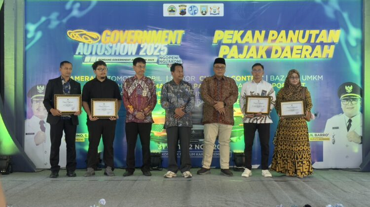 Bupati Rembang Harno menyerahkan penghargaan kepada wajib pajak teladan dalam kegiatan Pekan Panutan Pajak 2025 di Komplek Museum RA Kartini Rembang, Jumat (31/10/2025). (Foto: rembangsepekan.com)