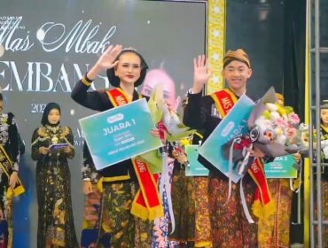 Gaisan Akhtar Nabihan dan Aulia Dewi Santika berhasil meraih gelar Mas dan Mbak Rembang 2025 dalam grand final yang digelar di Pendopo Museum RA Kartini, Sabtu (18/10/2025). (Foto: rembangsepekan.com)