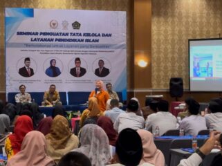 Sri Wulan dalam seminar penguatan tata kelola dan layanan pendidikan Islam di salah satu hotel di Rembang, Selasa (21/10/2025). (Foto: rembangsepekan.com)