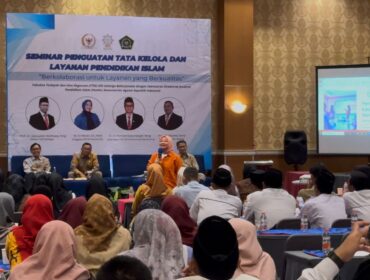 Sri Wulan dalam seminar penguatan tata kelola dan layanan pendidikan Islam di salah satu hotel di Rembang, Selasa (21/10/2025). (Foto: rembangsepekan.com)