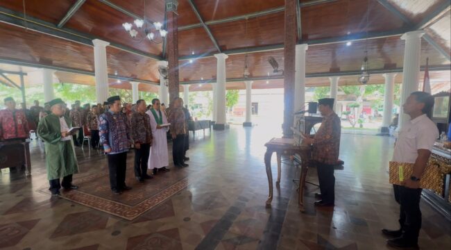 150 pejabat di Pemkab Rembang resmi dilantik dan diambil sumpah janjinya oleh Bupati Rembang, Harno, di Pendopo Museum Kartini, Kamis (23/10). (Foto: rembangsepekan.com)
