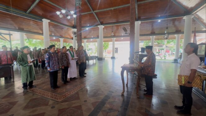 150 pejabat di Pemkab Rembang resmi dilantik dan diambil sumpah janjinya oleh Bupati Rembang, Harno, di Pendopo Museum Kartini, Kamis (23/10). (Foto: rembangsepekan.com)