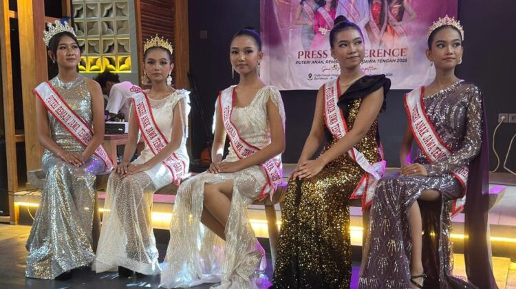 Para finalis asal Rembang yang akan mewakili daerahnya di ajang Putri Anak, Remaja, dan Batik Jawa Tengah 2025 menggelar konferensi pers di Kafe Omah Pinggir, Sabtu (25/10/2025). (Foto: rembangsepekan.com)