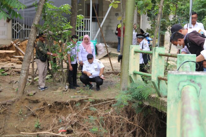 
					Wakil Bupati Rembang, M. Hanies Cholil Barro’ meninjau sejumlah jembatan yang terdampak banjir di wilayah Kecamatan Sumber, Rabu (29/10/2025). (Foto: rembangsepekan.com)
