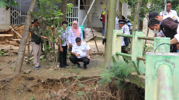 Wakil Bupati Rembang, M. Hanies Cholil Barro’ meninjau sejumlah jembatan yang terdampak banjir di wilayah Kecamatan Sumber, Rabu (29/10/2025). (Foto: rembangsepekan.com)