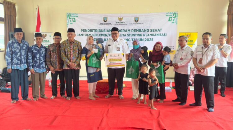 Distribusian bantuan sosial melalui program Rembang Sehat 2025 di Kantor Baznas Rembang, Rabu (29/10/2025). (Foto: rembangsepekan.com)