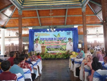 Sebanyak 8.499 buruh tani tembakau dan cengkih di Rembang menerima Bantuan Langsung Tunai (BLT) dari Dana Bagi Hasil Cukai Hasil Tembakau (DBHCHT) dilakukan di Pendopo Museum Kartini Rembang, Rabu (22/10/2025). (Foto: rembangsepekan.com)