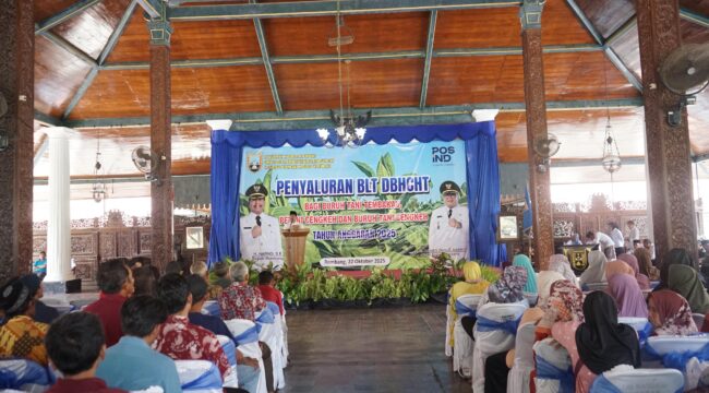 Sebanyak 8.499 buruh tani tembakau dan cengkih di Rembang menerima Bantuan Langsung Tunai (BLT) dari Dana Bagi Hasil Cukai Hasil Tembakau (DBHCHT) dilakukan di Pendopo Museum Kartini Rembang, Rabu (22/10/2025). (Foto: rembangsepekan.com)