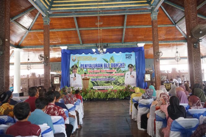 
					Sebanyak 8.499 buruh tani tembakau dan cengkih di Rembang menerima Bantuan Langsung Tunai (BLT) dari Dana Bagi Hasil Cukai Hasil Tembakau (DBHCHT) dilakukan di Pendopo Museum Kartini Rembang, Rabu (22/10/2025). (Foto: rembangsepekan.com)