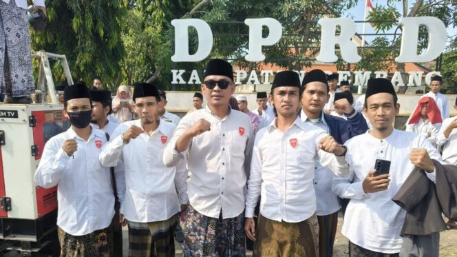 
					Aksi protes terhadap tayangan program Xpose Uncensored di Trans7 terus bergulir, di Rembang, Jumat (17/10/2025). (Foto: rembangsepekan.com)