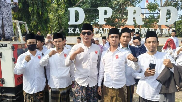 Aksi protes terhadap tayangan program Xpose Uncensored di Trans7 terus bergulir, di Rembang, Jumat (17/10/2025). (Foto: rembangsepekan.com)