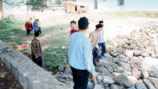 
					Pemkab Rembang mengusulkan pembangunan sea wall untuk menangani abrasi di pesisir Rembang timur. (Foto: rembangsepekan.com)