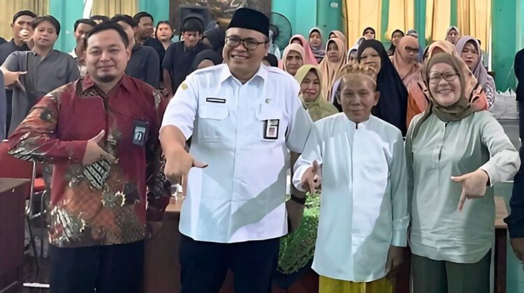 FOTO BERSAMA - Wakil Bupati Rembang, M. Hanies Cholil Barro’ foto bersama narasumber dan peserta sosialisasi. Foto : Ist/Rembang Sepekan.
