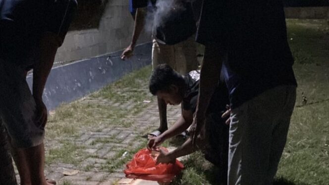 
					Warga temukan bayi laki-laki terbungkus kresek merah, di pesisir Desa Pandean, Rembang, Sabtu (15/11/2025) malam. (Foto: Istimewa)
