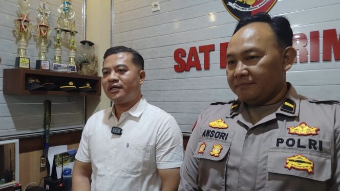 
					KBO Satreskrim Polres Rembang Iptu Widodo Eko Prasetiyo saat diwawancarai wartawan, Senin (17/11). (Foto: rembangsepekan.com)
