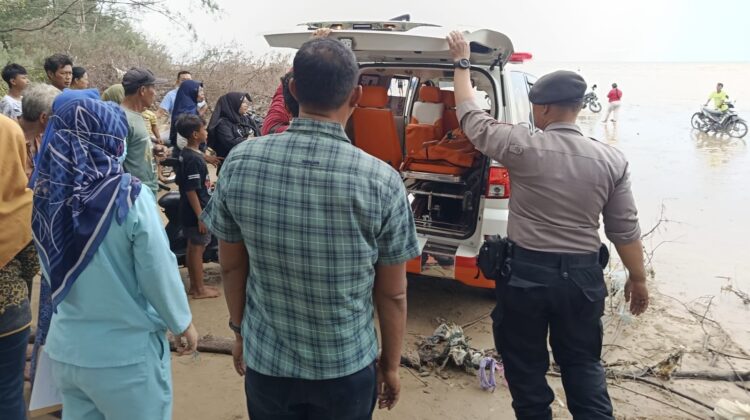 Polisi mengevakuasi korban untuk dibawa ke Puskesmas Lasem, Kamis (13/11/2025). (Foto: dok Polres Rembang.)