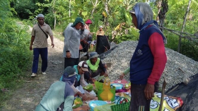 
					Warga Desa Sanetan, Kecamatan Sluke, Kabupaten Rembang, menggelar syukuran, Selasa (25/11). (Foto: rembabgsepekan.com)