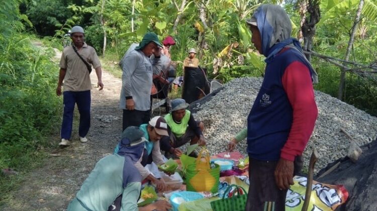 Warga Desa Sanetan, Kecamatan Sluke, Kabupaten Rembang, menggelar syukuran, Selasa (25/11). (Foto: rembabgsepekan.com)