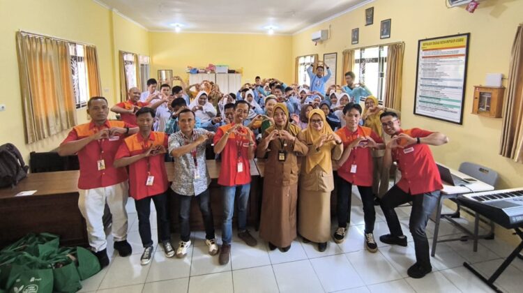 Dua Alumni SLB Lasem Berbagi Pengalaman Kerja Lewat Program Alfability Alfamart