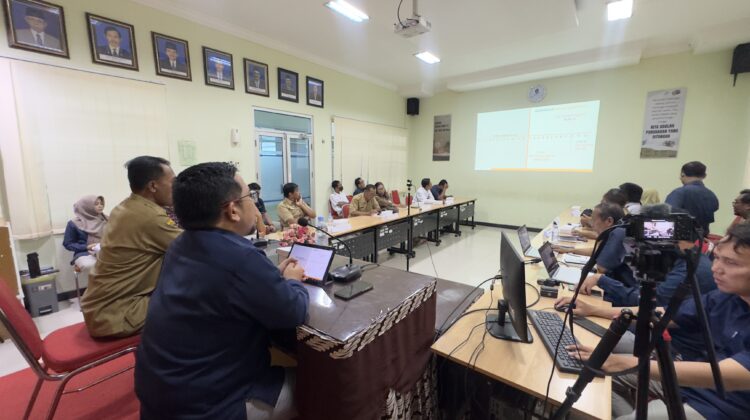 Badan Pusat Statistik (BPS) Kabupaten Rembang merilis data inflasi bulan Oktober 2025, di Aula Kantor BPS Rembang, hari ini. (Foto: rembangsepekan.com)