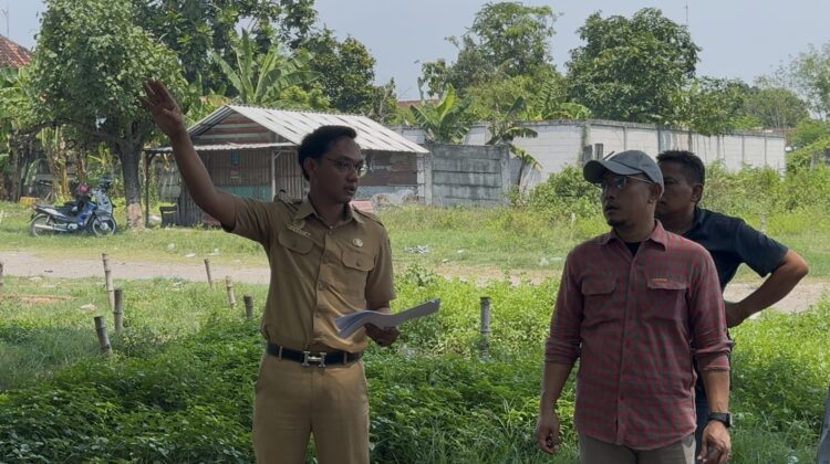 Pemkab Rembang mulai menyiapkan relokasi sementara bagi pedagang Pasar Rembang Kota yang akan direvitalisasi, Senin (10/11/2025). (Foto: rembangsepekan.com)