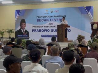 Pembagian bantuan 100 unit becak listrik dari Presiden Prabowo Subianto, untuk tukang becak, Rembang (12/11/2025). (Foto: rembangsepekan.com)