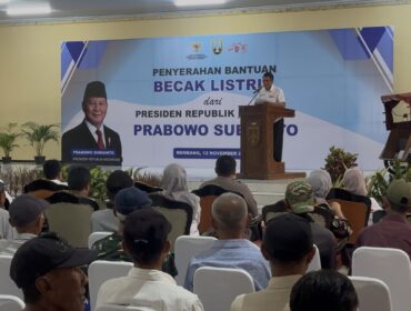Pembagian bantuan 100 unit becak listrik dari Presiden Prabowo Subianto, untuk tukang becak, Rembang (12/11/2025). (Foto: rembangsepekan.com)