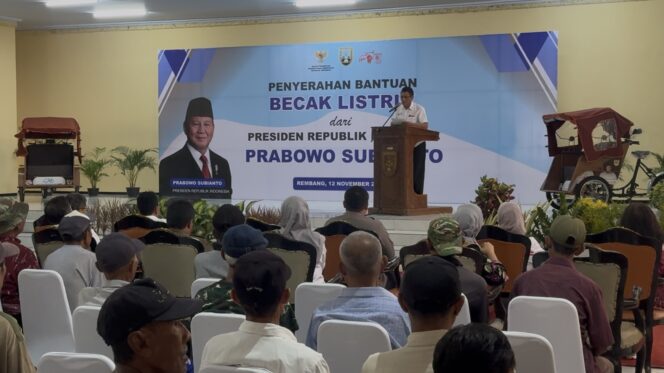
					Pembagian bantuan 100 unit becak listrik dari Presiden Prabowo Subianto, untuk tukang becak, Rembang (12/11/2025). (Foto: rembangsepekan.com)