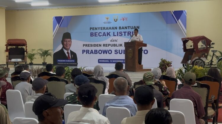 Pembagian bantuan 100 unit becak listrik dari Presiden Prabowo Subianto, untuk tukang becak, Rembang (12/11/2025). (Foto: rembangsepekan.com)
