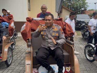 Kapolres Rembang AKBP Dhanang Bagus Anggoro menghadiri kegiatan penyerahan bantuan becak listrik dari Presiden Republik Indonesia Prabowo Subianto kepada para tukang becak di Balai Kartini Rembang, Rabu (12/11/2025). (Foto: rembangsepekan.com)