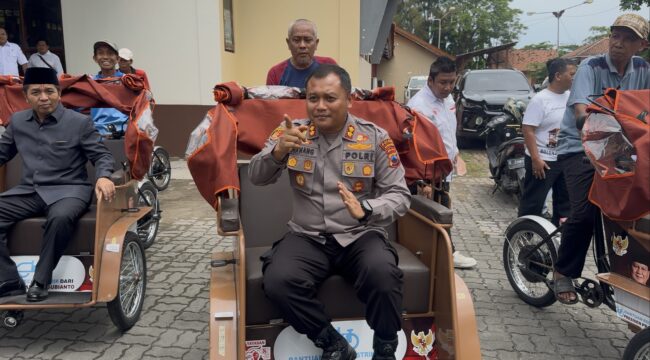Kapolres Rembang AKBP Dhanang Bagus Anggoro menghadiri kegiatan penyerahan bantuan becak listrik dari Presiden Republik Indonesia Prabowo Subianto kepada para tukang becak di Balai Kartini Rembang, Rabu (12/11/2025). (Foto: rembangsepekan.com)