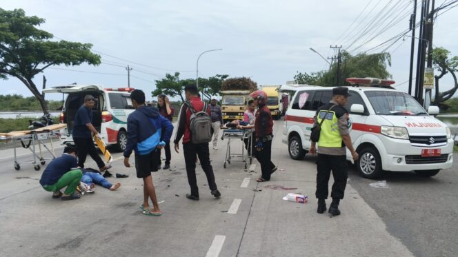 
					Dua sepeda motor terlibat kecelakaan di simpang tiga jalur Pantura Desa Dresi Kulon, Kecamatan Kaliori, Kabupaten Rembang, Kamis (13/11/2025) sore. (Foto: rembangsepekan.com)