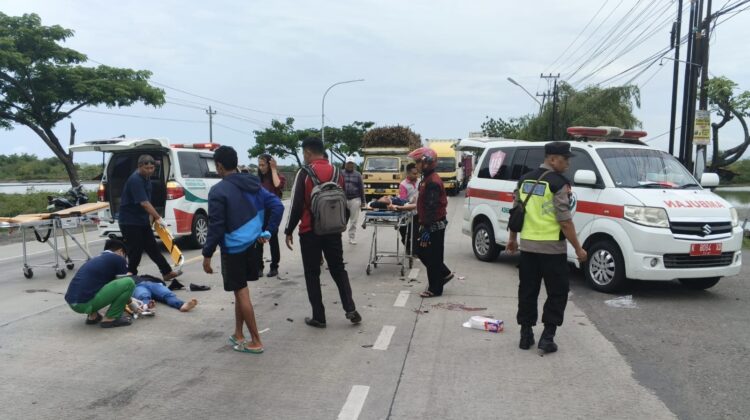 Dua sepeda motor terlibat kecelakaan di simpang tiga jalur Pantura Desa Dresi Kulon, Kecamatan Kaliori, Kabupaten Rembang, Kamis (13/11/2025) sore. (Foto: rembangsepekan.com)