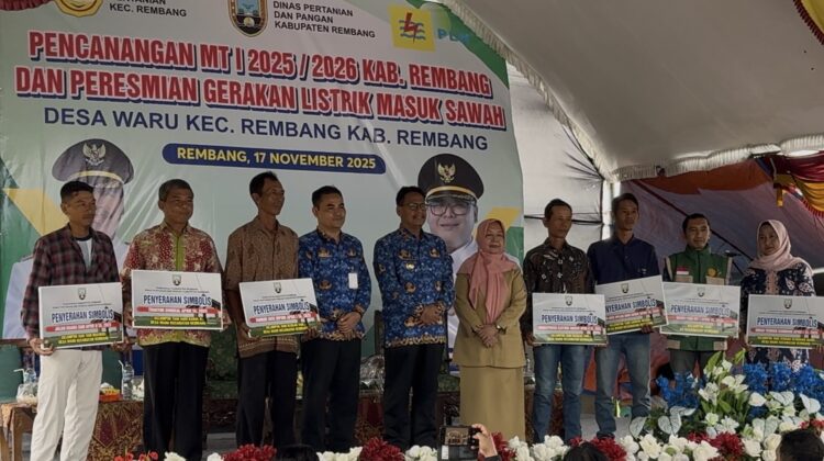 Bupati Rembang Harno meresmikan Program ‘Gelisah’ di Desa Waru, Rembang, Senin (17/11/2025). (Foto: rembangsepekan.com)