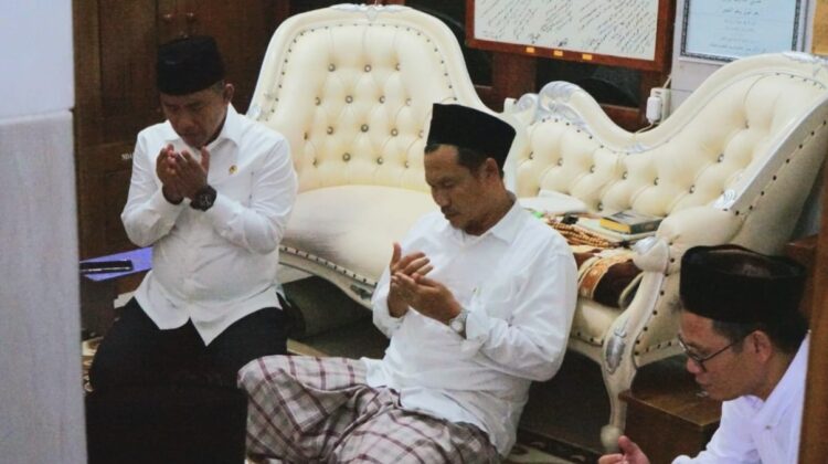 Kepala BNPT saat sowan KH Bahauddin Nursalim (Gus Baha) di kediamannya di Desa Narukan, Kragan, Rembang, Kamis (20/11/2025). Foto: rembangsepekan.com)