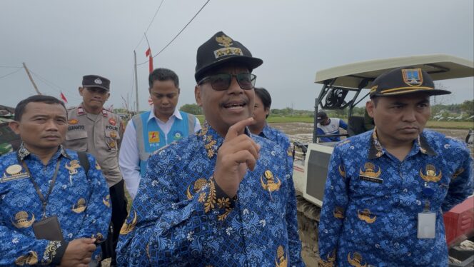 
					Buoati Rembang Harno saat diwawancarai wartawan soal perkembangan rencana proyek Jalan Lingkar. (Foto: rembangsepekan.com)