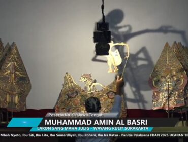 Dalang cilik asal Kabupaten Rembang, Muh. Amin Al-Basri, tampil di ajang Festival Dalang Anak Nasional 2025 di Gedung Pewayangan Kautaman, TMII, Jakarta, Senin (3/11/2025). (Foto: Istimewa)