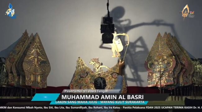 Dalang cilik asal Kabupaten Rembang, Muh. Amin Al-Basri, tampil di ajang Festival Dalang Anak Nasional 2025 di Gedung Pewayangan Kautaman, TMII, Jakarta, Senin (3/11/2025). (Foto: Istimewa)