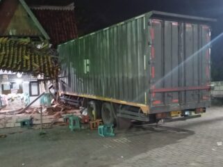 Truk tronton menabrak warung oleh-oleh dan musala Pasujudan Sunan Bonang di jalur Pantura Rembang, Desa Bonang, Lasem, Kamis (6/11/2025) dini hari. (Foto: rembangsepekan.com)